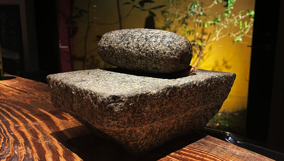 バースペースのカウンターに置かれた重厚感のある石のモニュメント
